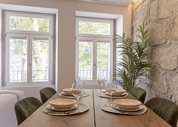 Wonderful 2br Duplex Near River By Lovelystay *