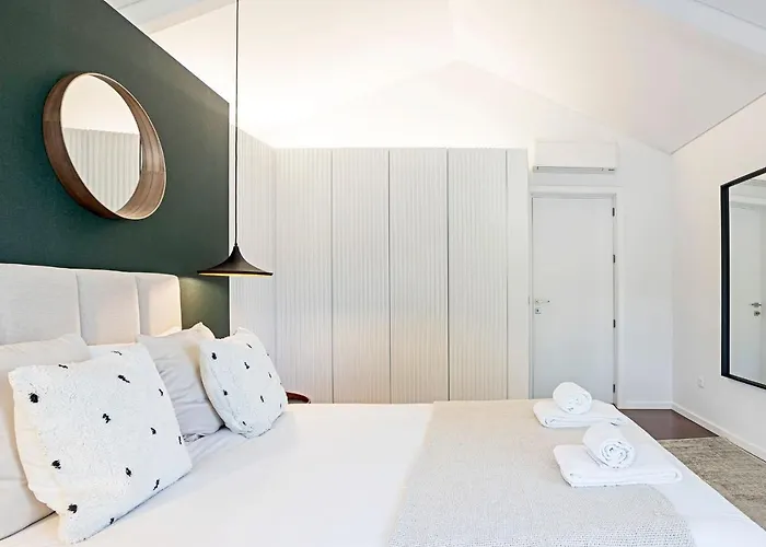 Wonderful 2br Duplex Near River By Lovelystay