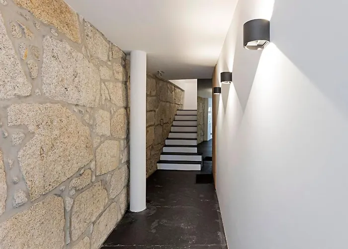 Wonderful 2br Duplex Near River By Lovelystay