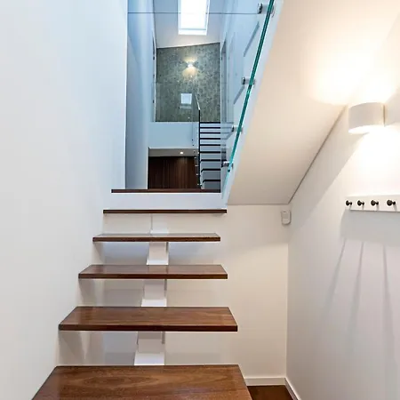 Wonderful 2br Duplex Near River By Lovelystay